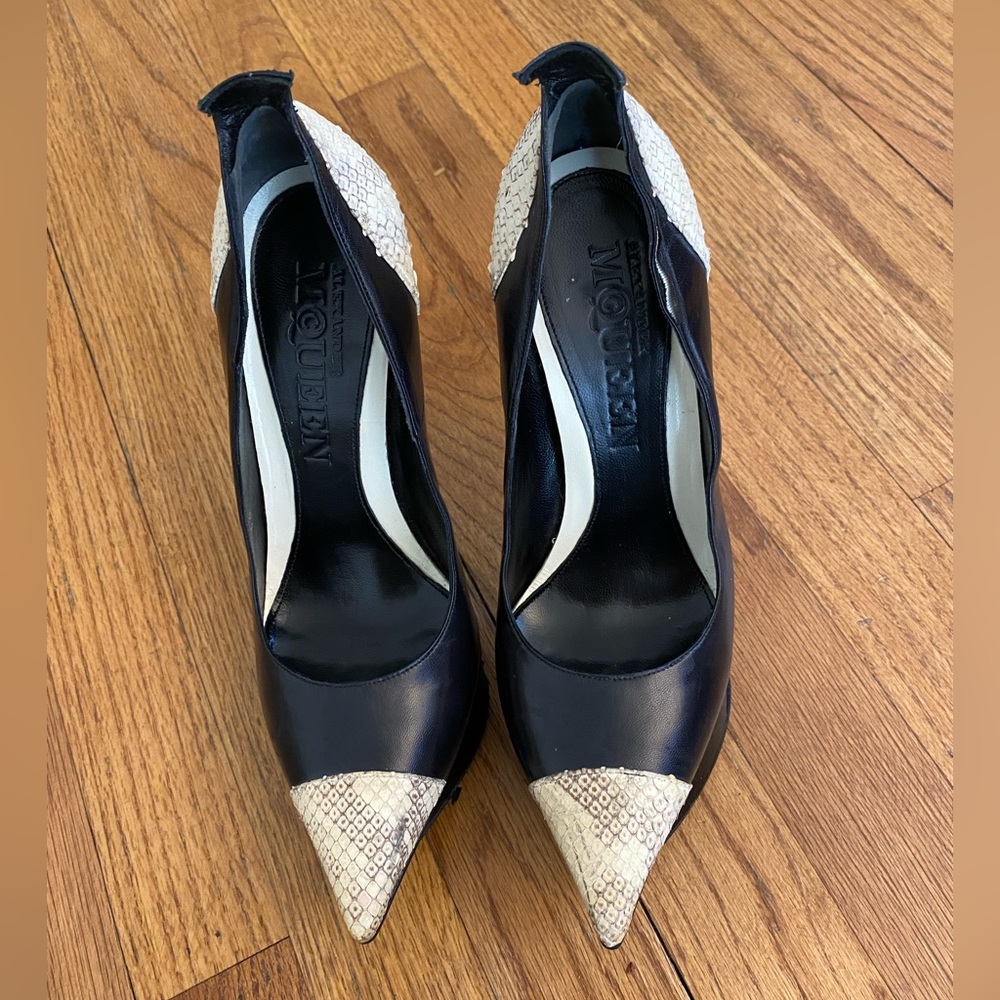 Alexander Mcqueen Platform Pointed-Toe Pumps - Si… - image 2